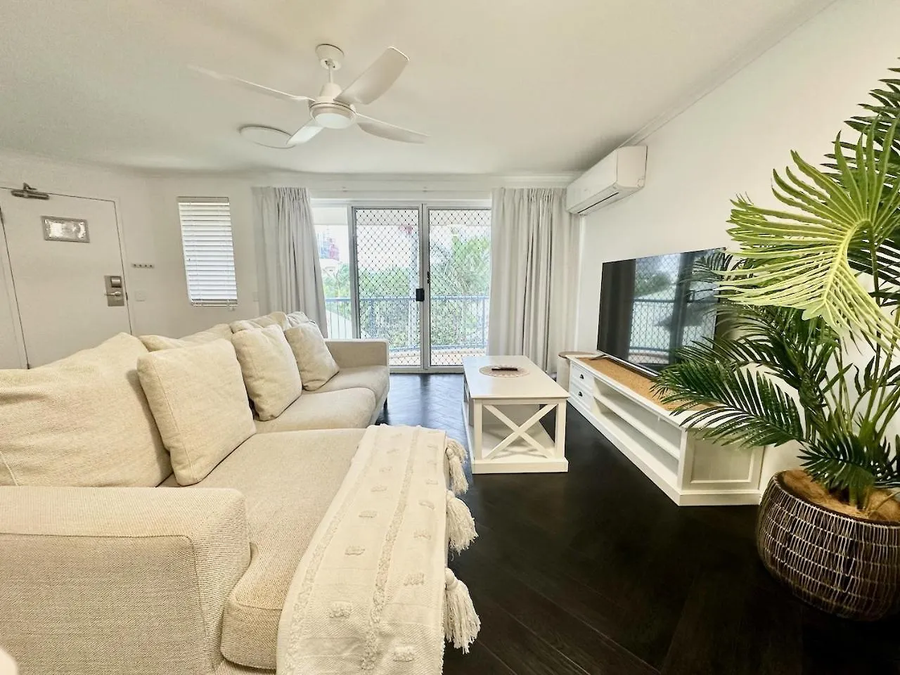 Апартаменты Super Modern Diamond Beach Resort Penthouse 33 Голд-Кост Австралия